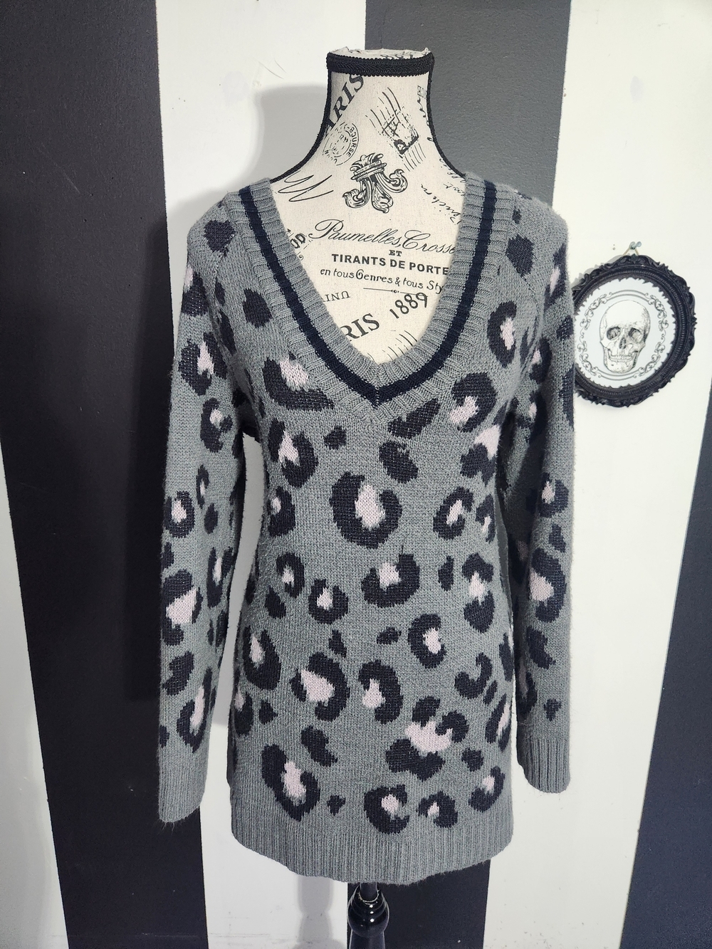 Design Lab Lord & Taylor Gray Leopard V-Neck Sweater with Light Pink Spots